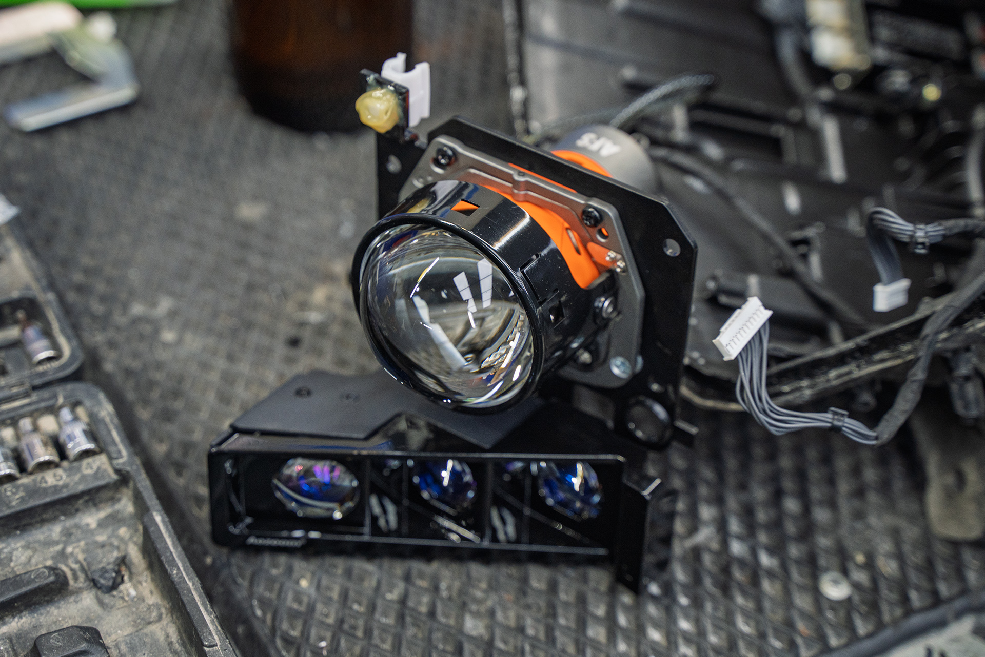 Установка адаптивных bi-LED линз в оптику Lixiang L9 111269 Установка адаптивных bi-LED линз в оптику Lixiang L9