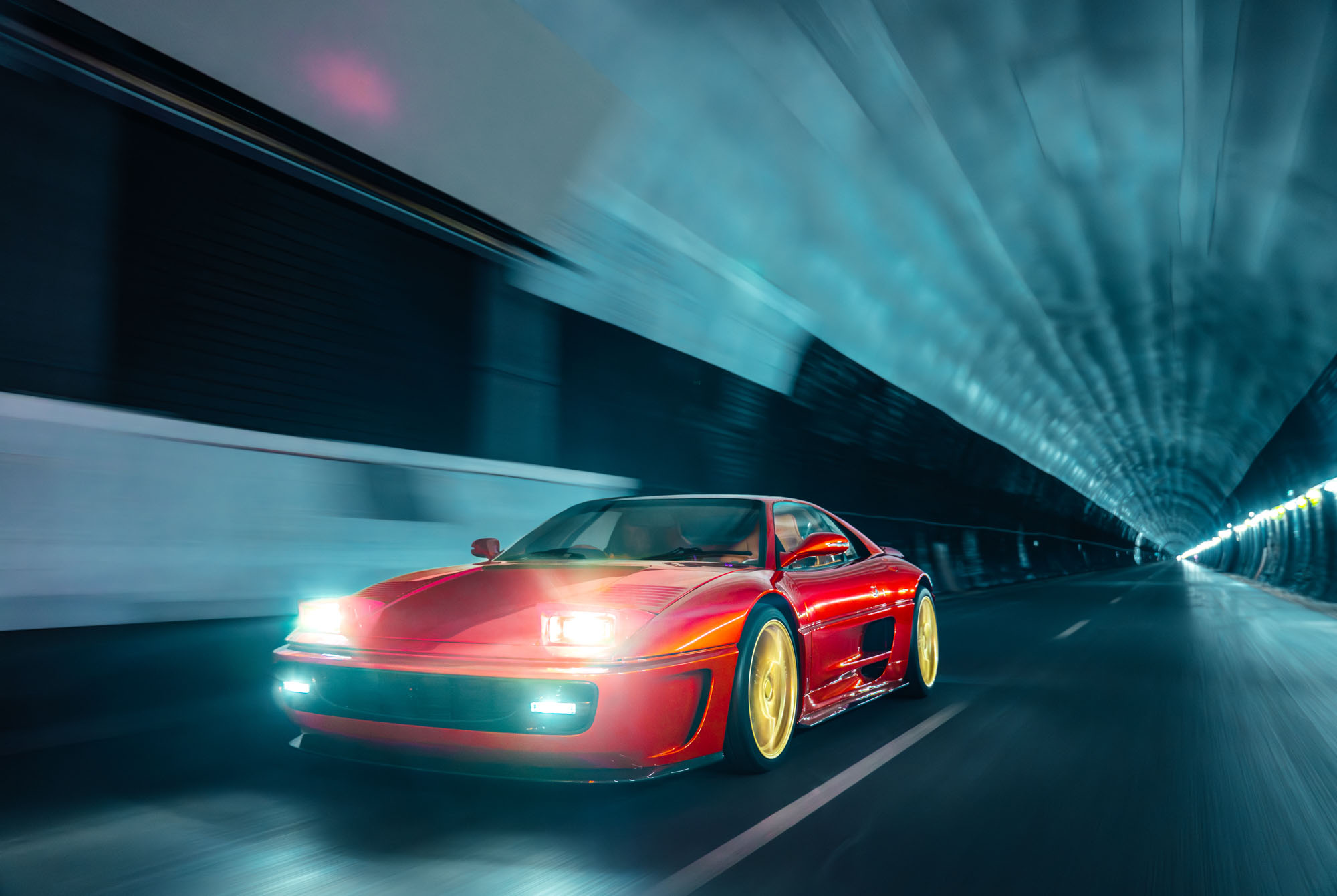 Послушайте, как звучит Рестомод Ferrari F355 во время проезда по туннелю