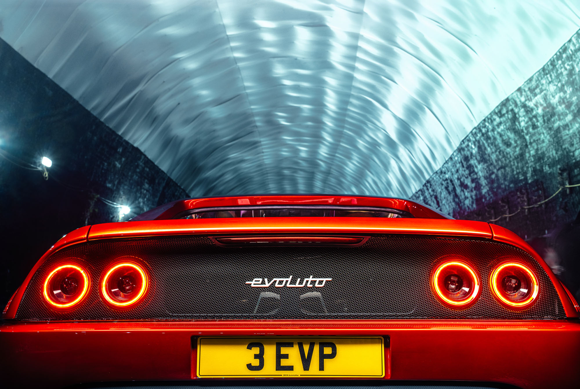 Внимание, спойлер: рестомод Ferrari F355 от британской фирмы Evoluto Automobili впечатляет &mdash; и прежде всего своим феноменальным звучанием!