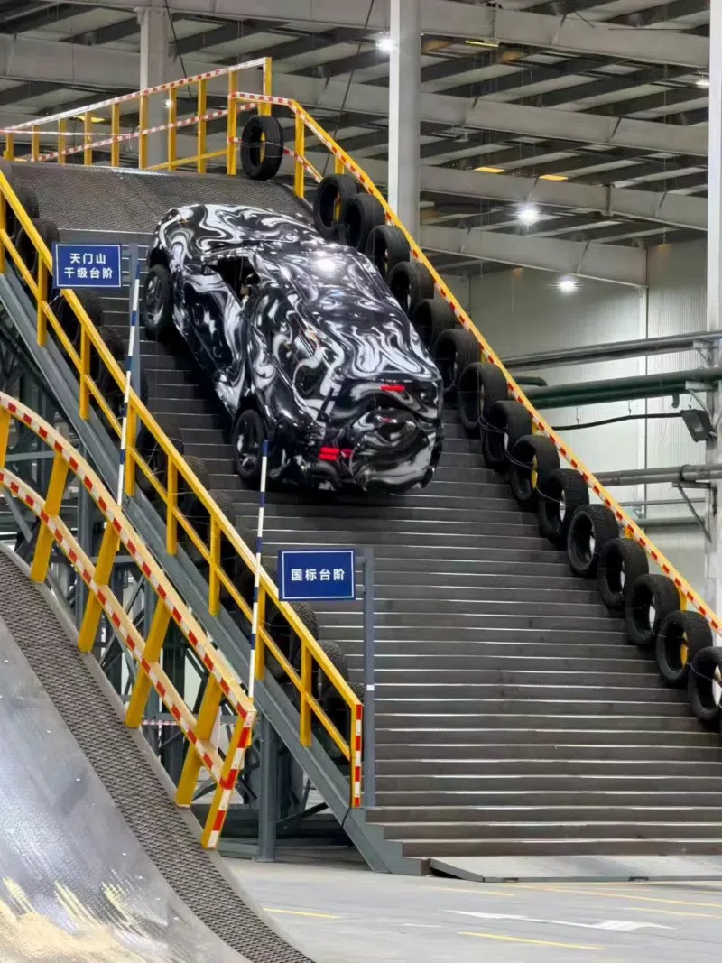 На нём замаскированный автомобиль уверенно преодолевает сложную копию &laquo;Лестницы в тысячу ступеней на горе Тяньмэнь&raquo;. Эксперты предполагают, что на кадрах &mdash; новая версия флагманского внедорожника Yangwang U8, как сообщает источник Sina.