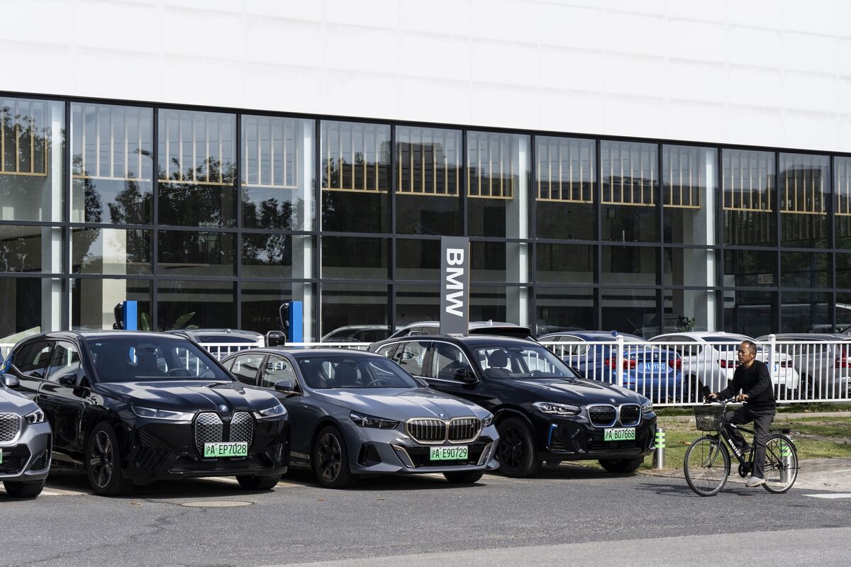 Дилерское представительство BMW в Китае закрыто, так как производители устаревших автомобилей сталкиваются с серьезными проблемами