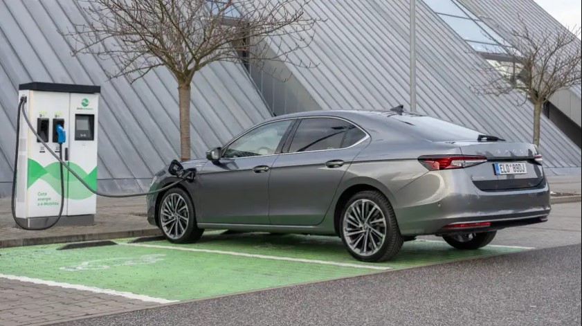 Компания Skoda представила обновлённую версию модели Superb с гибридным силовым агрегатом iV мощностью 268?л.?с.