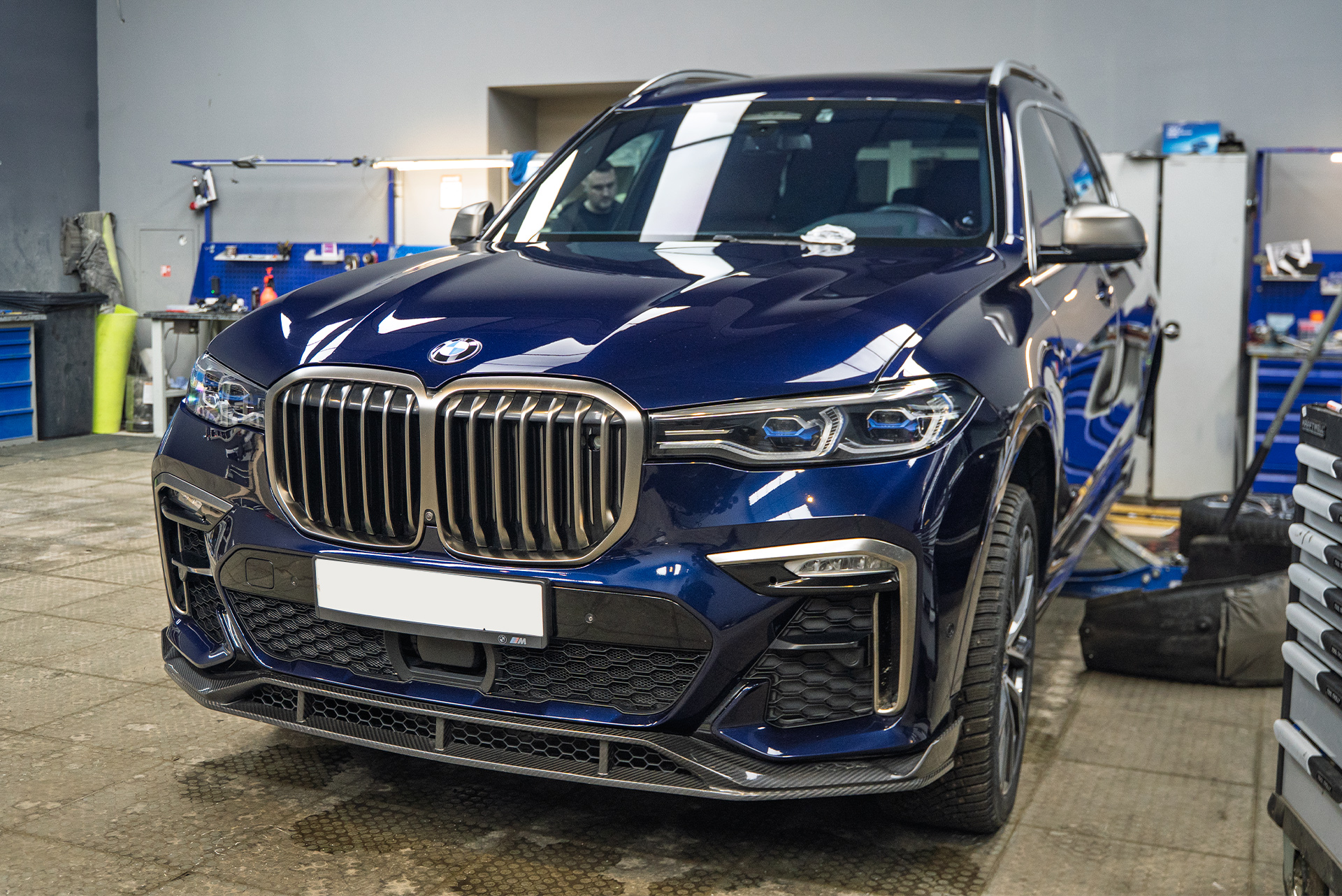 Профессиональная виброизоляция колесных арок и подкрылков BMW X7 G07