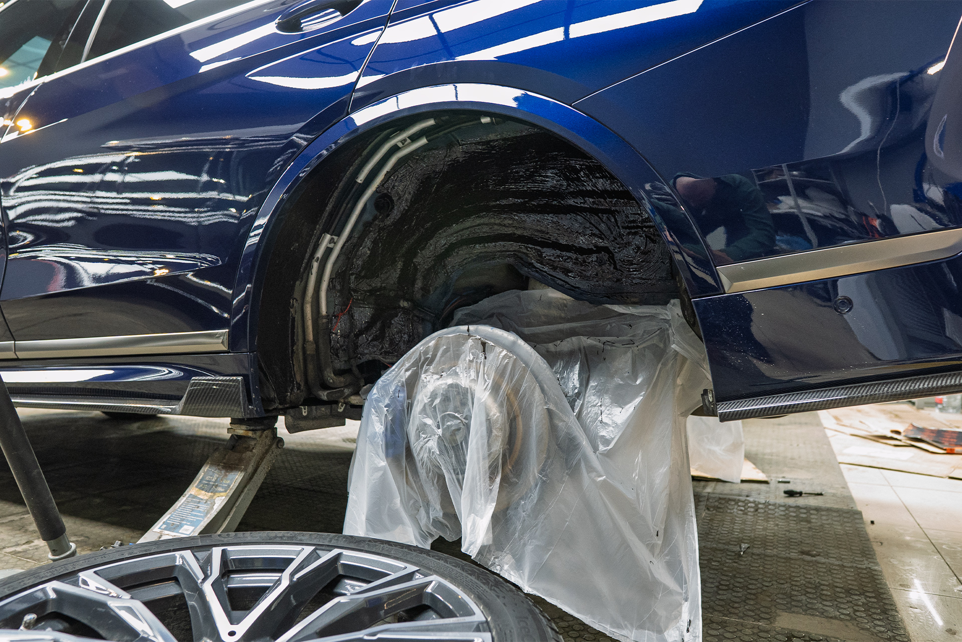 Профессиональная виброизоляция колесных арок и подкрылков BMW X7 G07