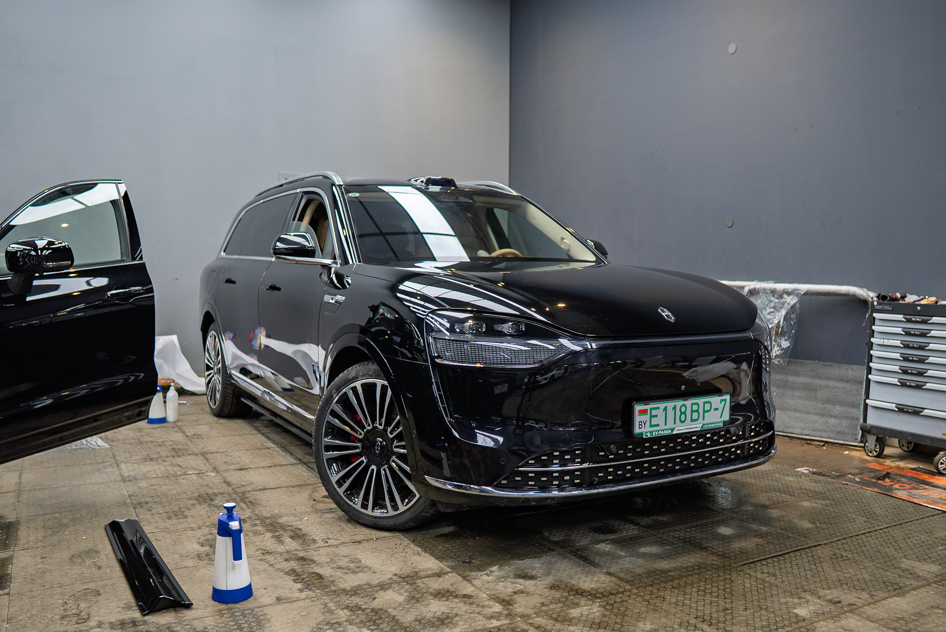 Защитная сетка в бампер + замена шильдиков для Aito M9