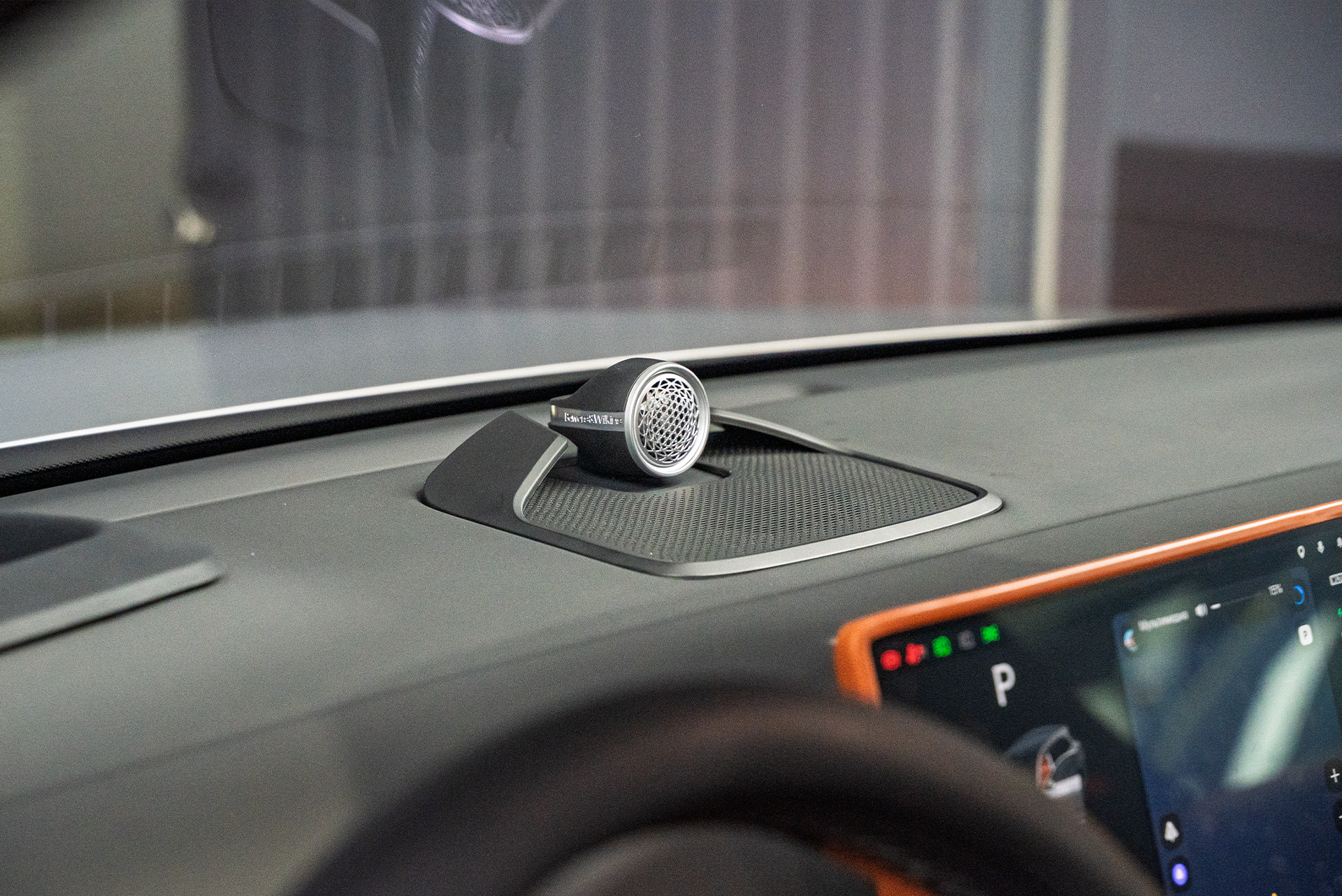 111296 Тюнинг акустики Li Auto L7 &ndash; центральный динамик в торпедо