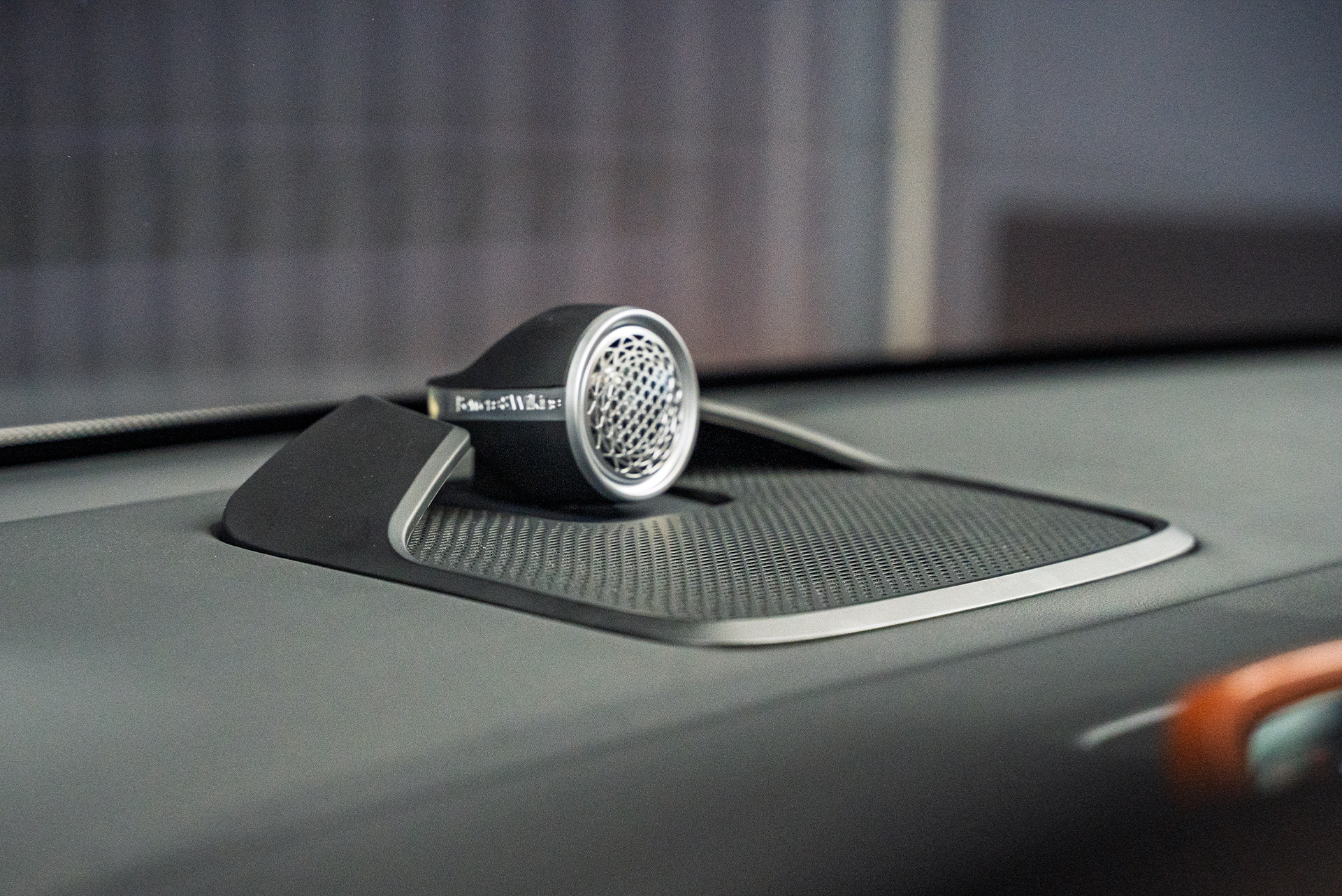 111296 Тюнинг акустики Li Auto L7 &ndash; центральный динамик в торпедо