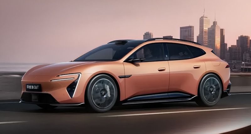 В отличие от концепции Avatr &laquo;без задних стёкол&raquo;, 06T получил традиционное заднее лобовое стекло и задний стеклоочиститель, встроенный в спойлер на крыше. Это улучшило аэродинамику хвостовой части универсала.