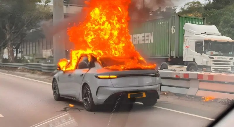 BYD Seal создал хаос на дороге - в Гонконге водитель спасается бегством из горящего автомобиля