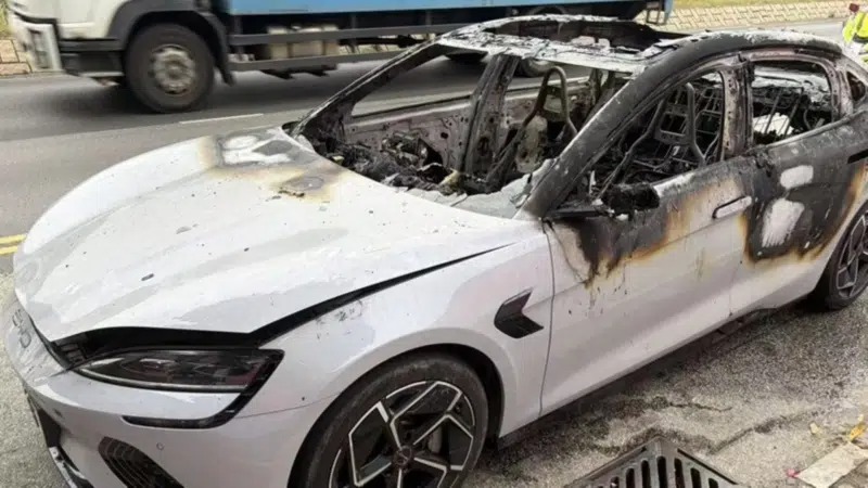 Возгорание автомобиля привело к серьёзным перебоям в движении на транспортной развязке Цинь Тин, как сообщает CarNewsChina.