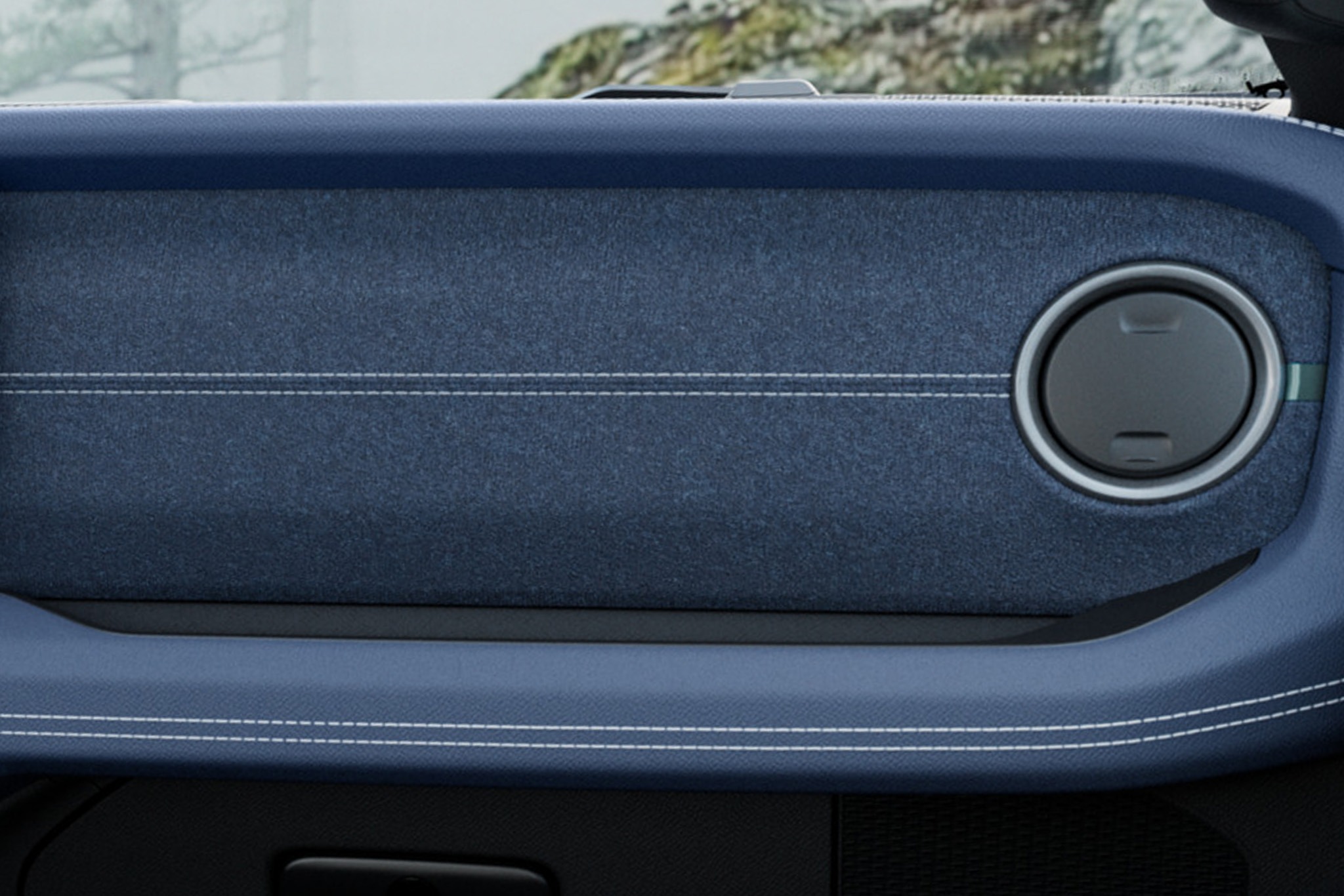 В новых моделях сиденья обтянуты синей тканью, а приборная панель отделана аналогичным материалом &mdash; с эффектной вышивкой. Текстура, конечно, не идентична джинсовой ткани Levi&rsquo;s, но общий визуальный эффект впечатляет.