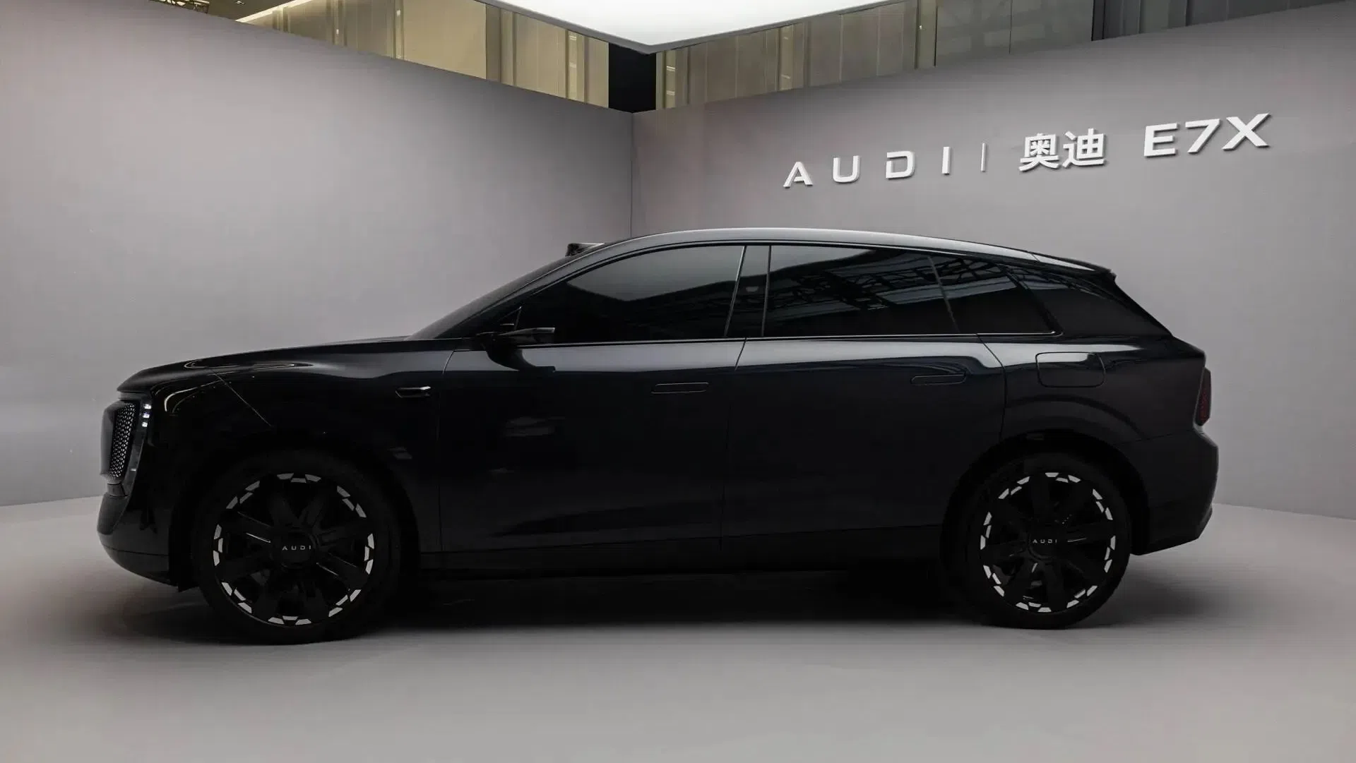 На официальном сайте показан электрический внедорожник AUDI E7X, разгоняющийся от 0 до 100 км/ч за 3,97 с и работающий от аккумулятора CATL мощностью 109 кВт*ч