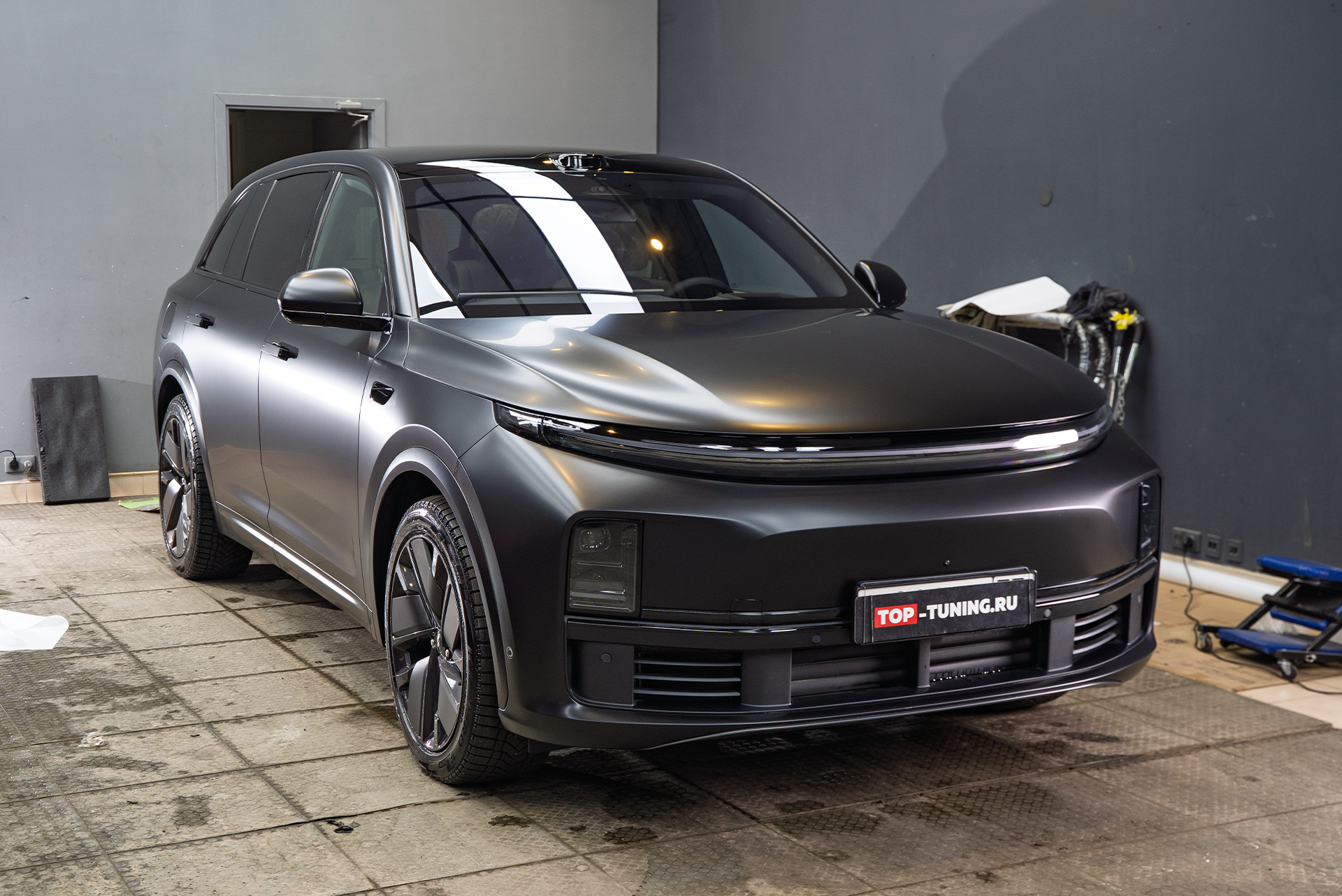 Полная оклейка кузова сатиновой пленкой + антихром для нового Lixiang L7 