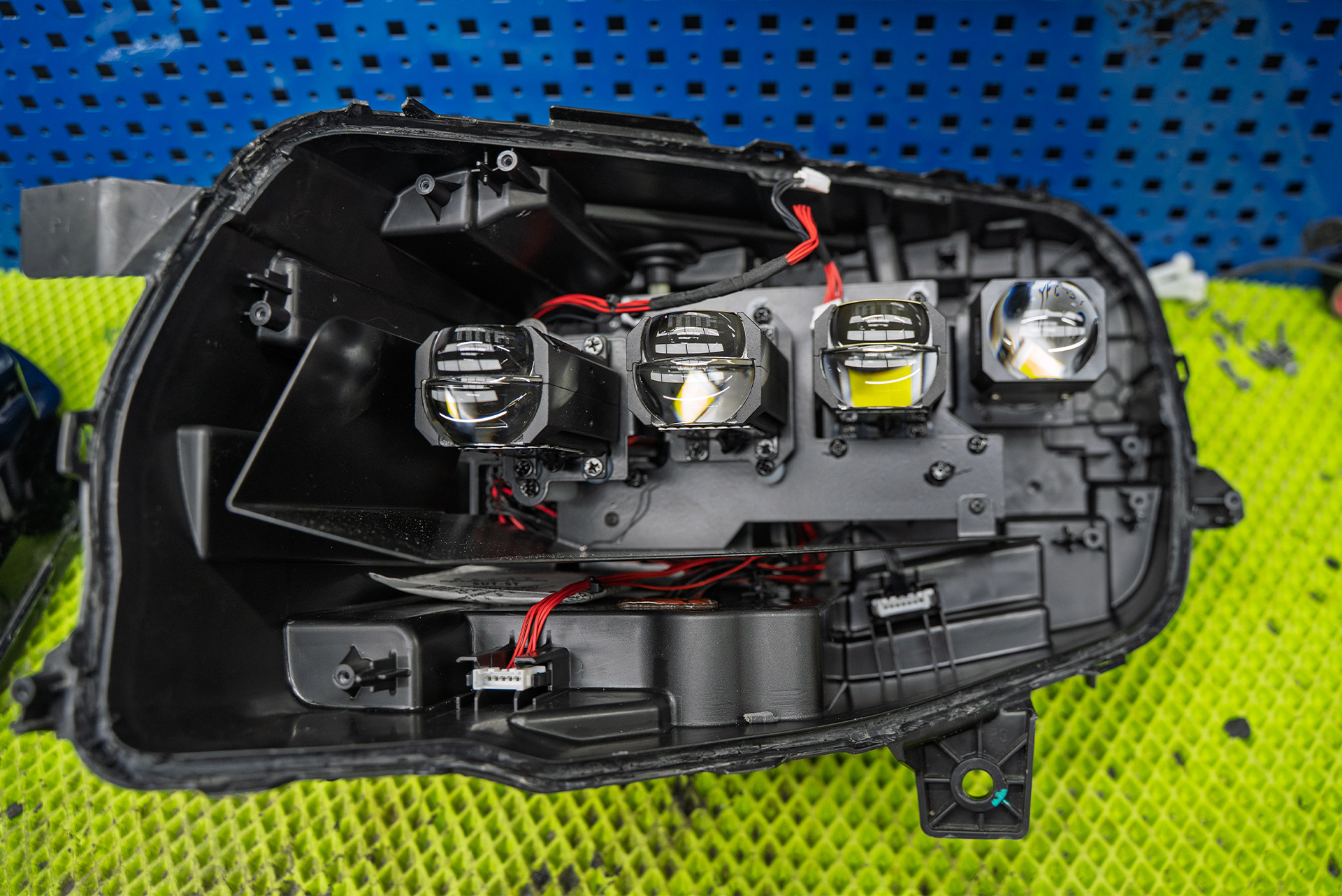 111398 Тюнинг фар Knewstar 001 &ndash; яркие LED линзы Constructor Beam