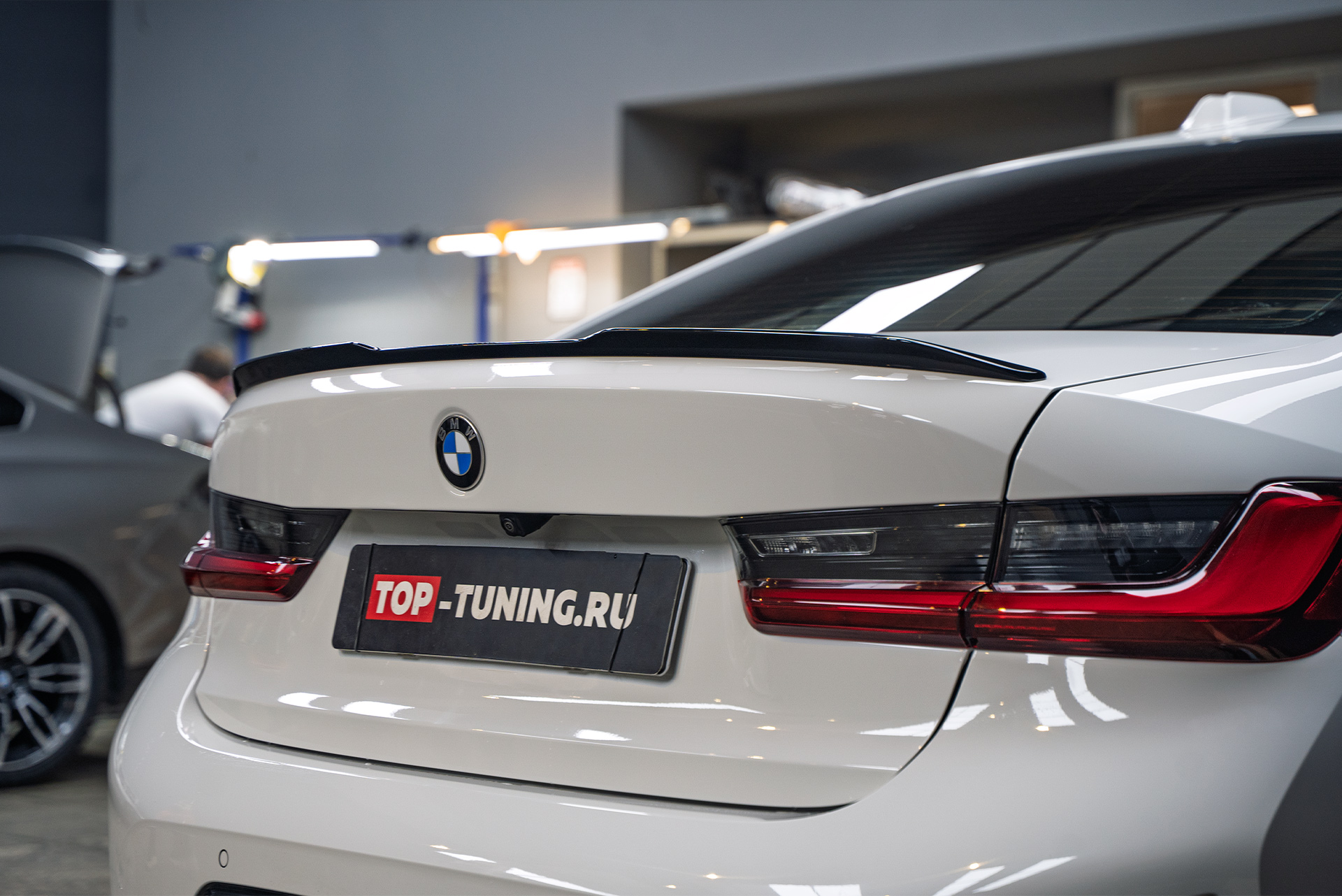 Установка спойлера GT на крышку багажника BMW 3 серии G20 рестайлинг 