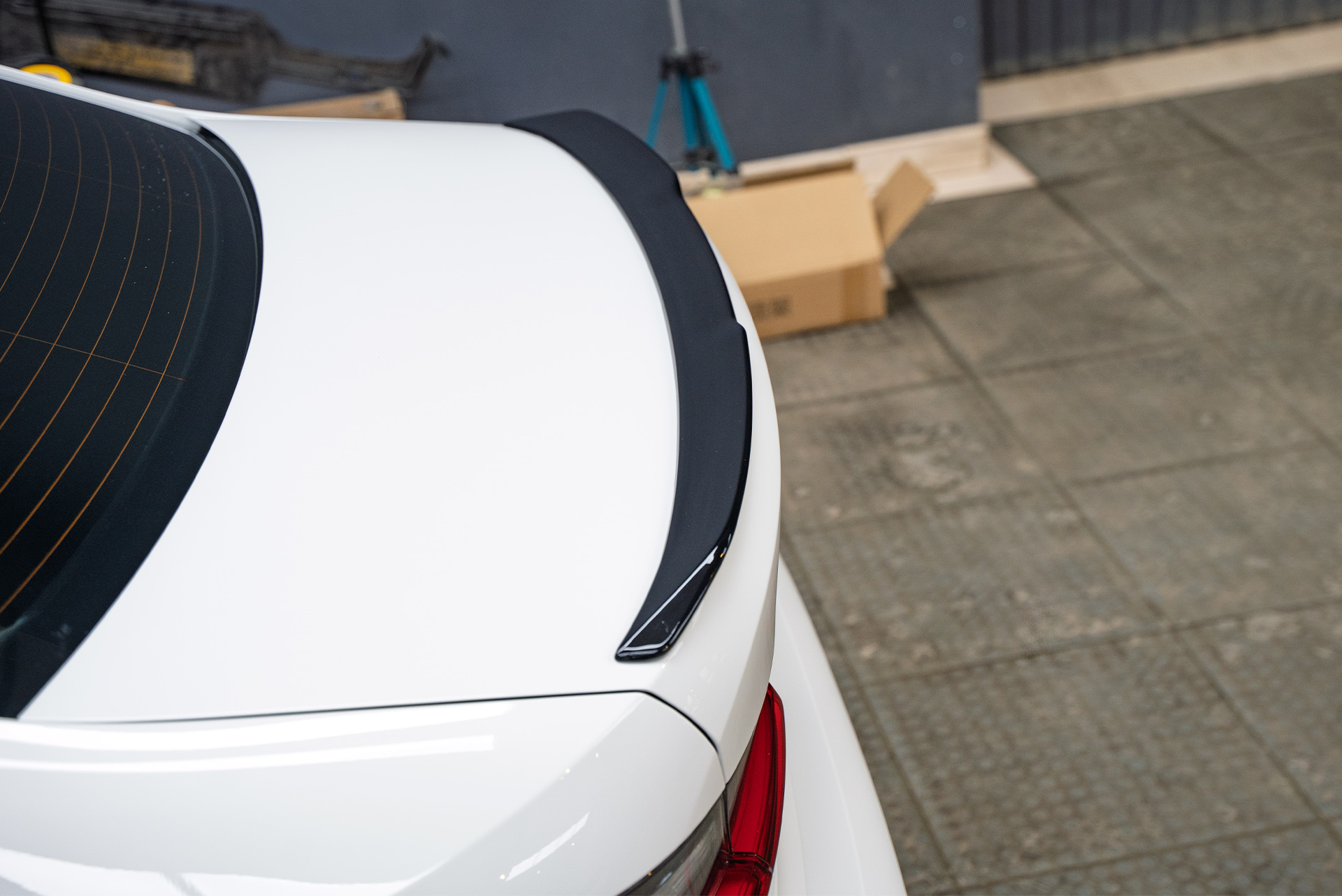 Установка спойлера GT на крышку багажника BMW 3 серии G20 рестайлинг 