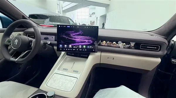 Официальные изображения были представлены месяц назад.