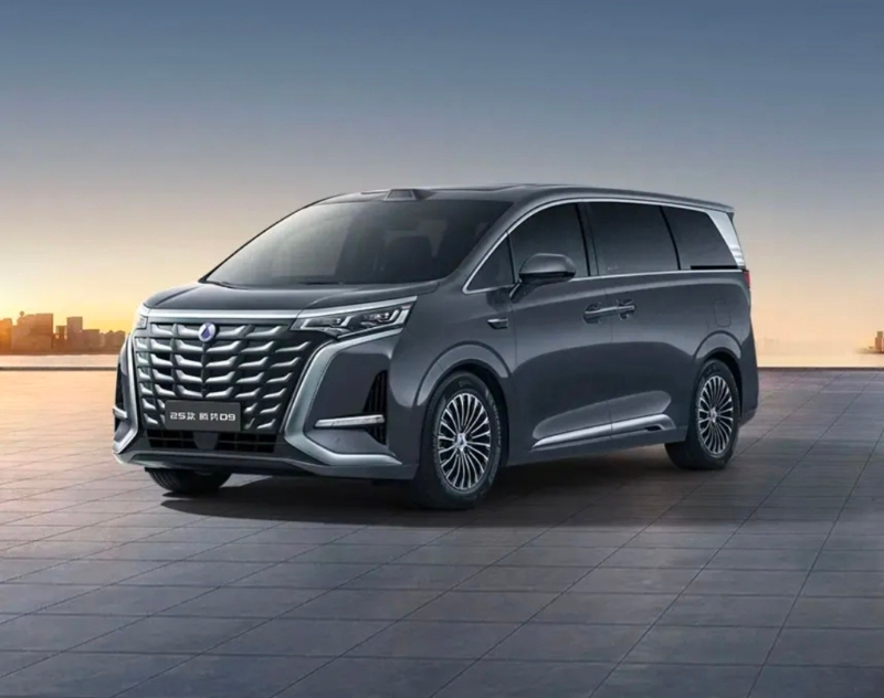 Модель сохранит две силовые установки на выбор: подключаемый гибрид (PHEV) и чисто электрическую версию (BEV). Основные доработки касаются повышения эффективности энергонакопления и скорости зарядки.