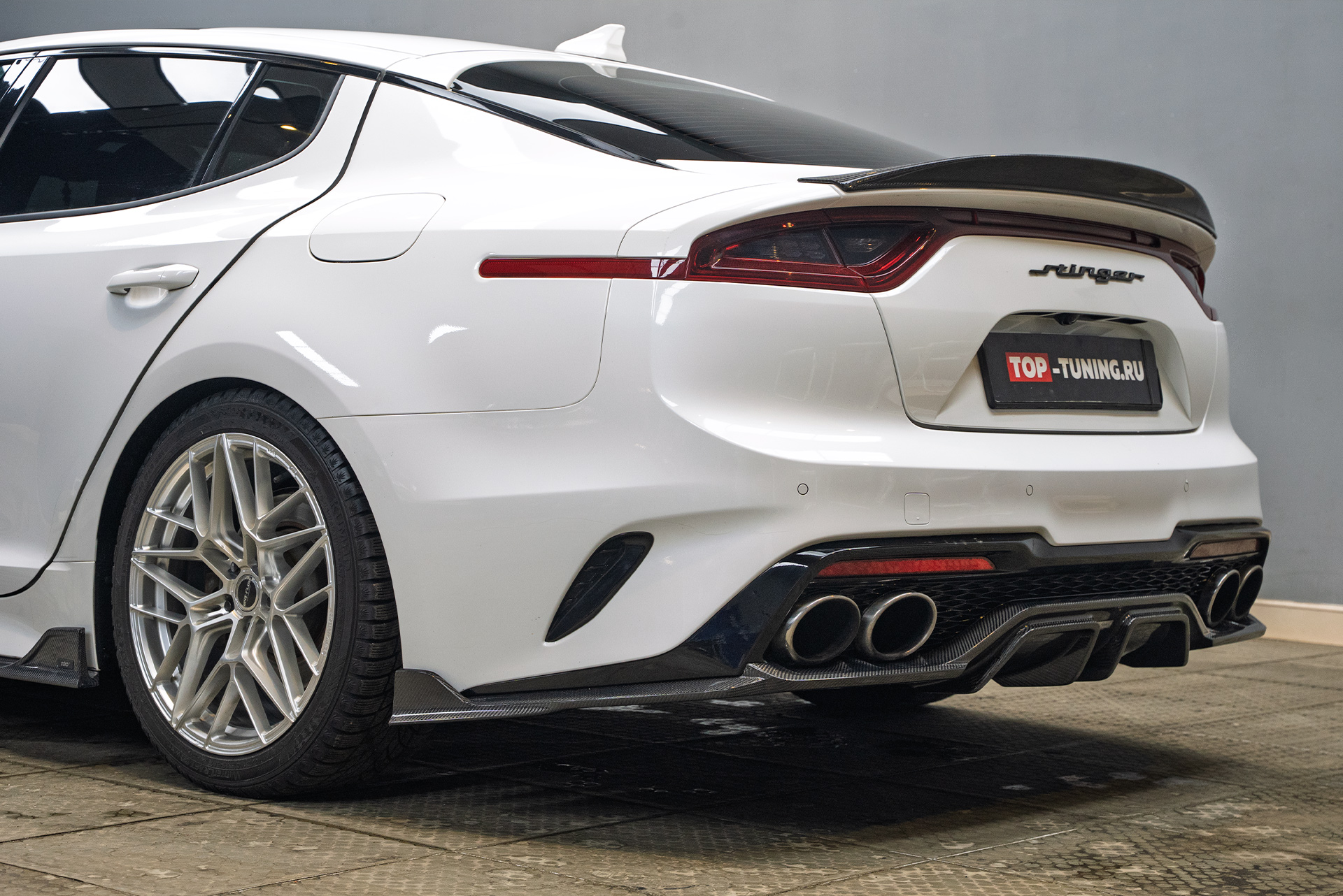 111429 Монтаж тюнинг-обвеса и LED-подсветка салона Kia Stinger Монтаж тюнинг-обвеса и LED-подсветка салона Kia Stinger