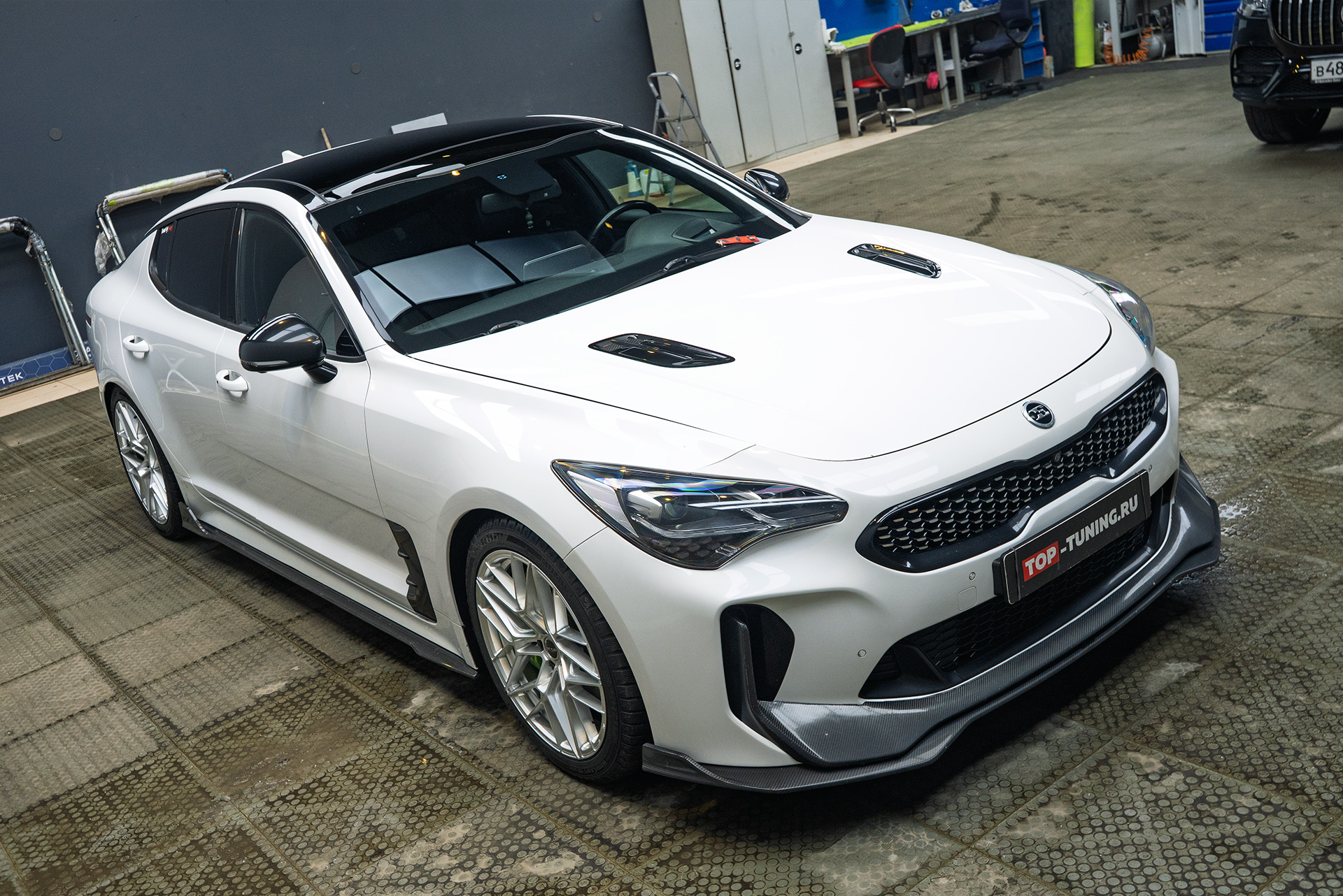 Монтаж тюнинг-обвеса и LED-подсветка салона Kia Stinger 111429 Монтаж тюнинг-обвеса и LED-подсветка салона Kia Stinger