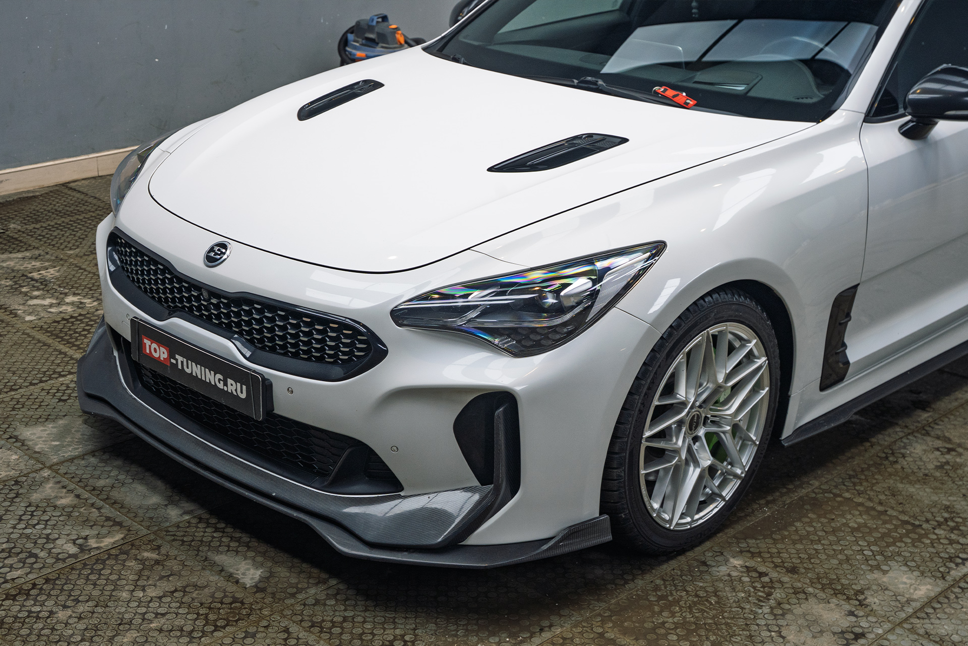 111429 Монтаж тюнинг-обвеса и LED-подсветка салона Kia Stinger Монтаж тюнинг-обвеса и LED-подсветка салона Kia Stinger