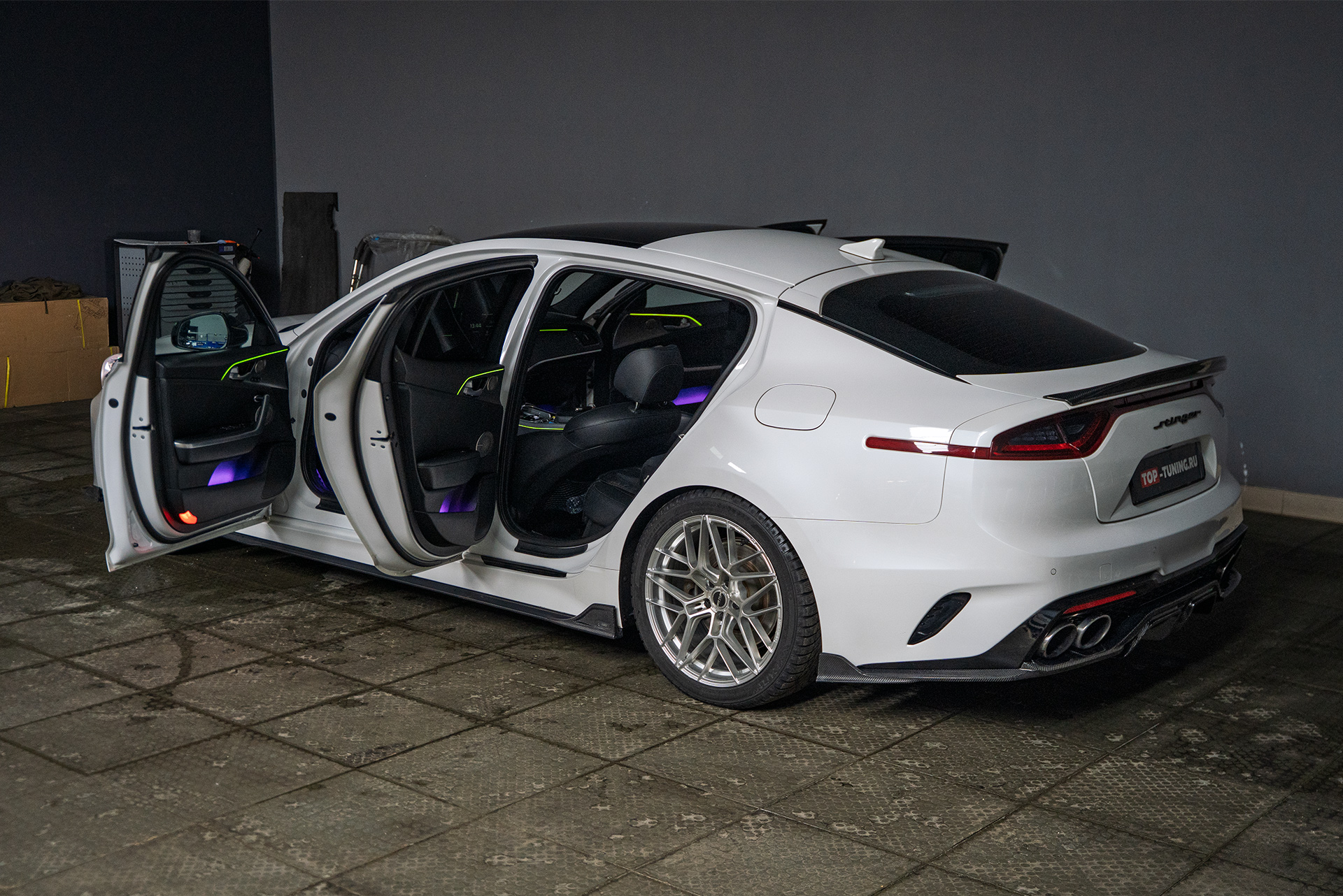 Монтаж тюнинг-обвеса и LED-подсветка салона Kia Stinger 111429 Монтаж тюнинг-обвеса и LED-подсветка салона Kia Stinger