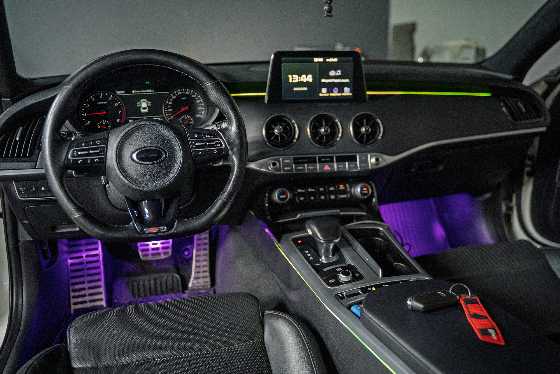 111429 Монтаж тюнинг-обвеса и LED-подсветка салона Kia Stinger Монтаж тюнинг-обвеса и LED-подсветка салона Kia Stinger