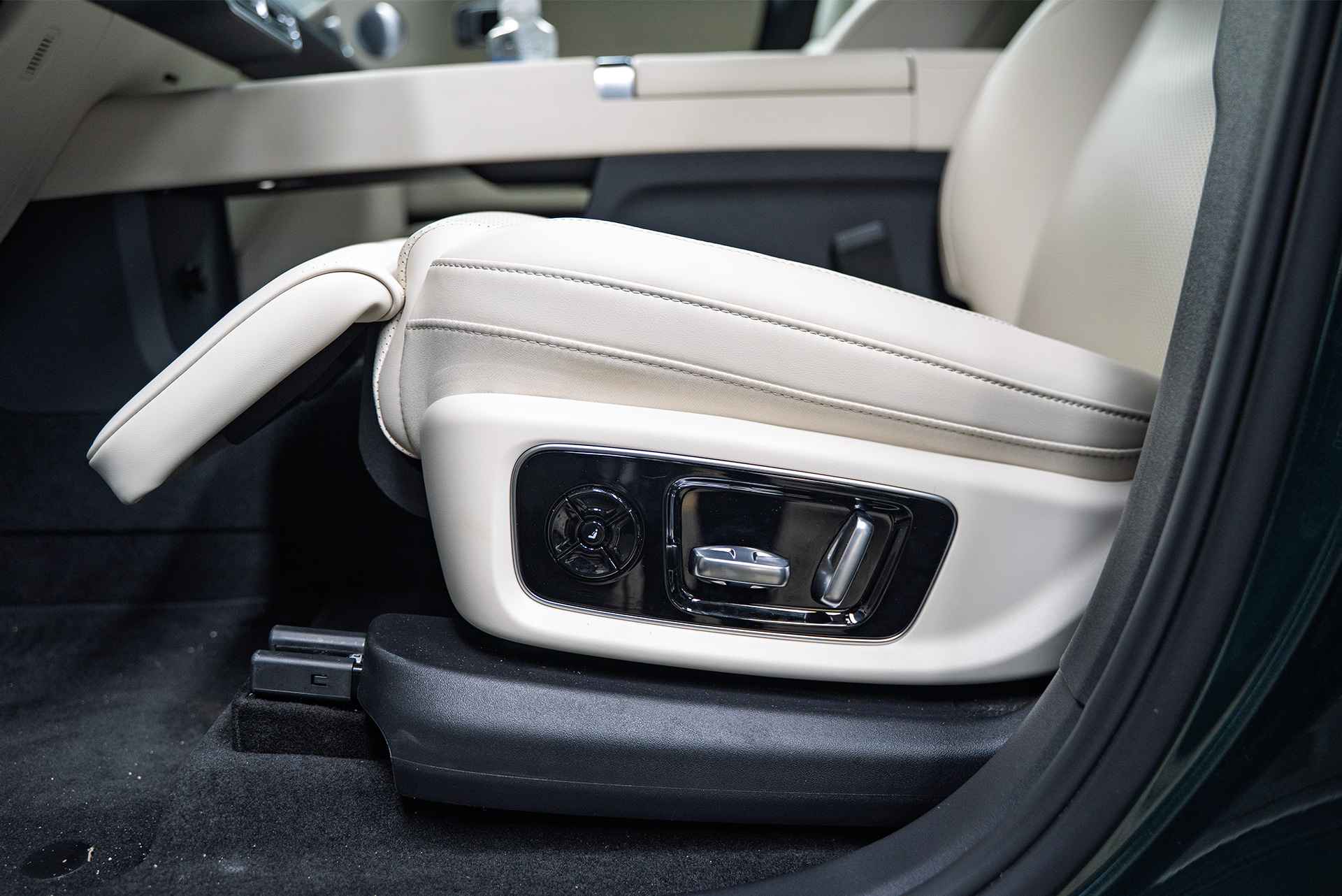 Замена линз + шумоизоляция дверей и арок + дооснащение Lixiang L9 111440 Замена линз + шумоизоляция дверей и арок + дооснащение Lixiang L9