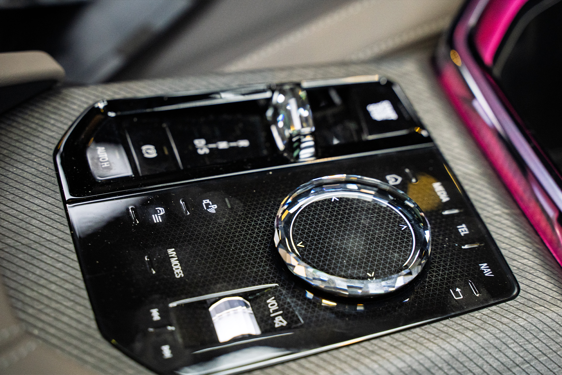 111442 Бесшумные электронные доводчики во все двери нового BMW X3 G45 Бесшумные электронные доводчики во все двери нового BMW X3 G45