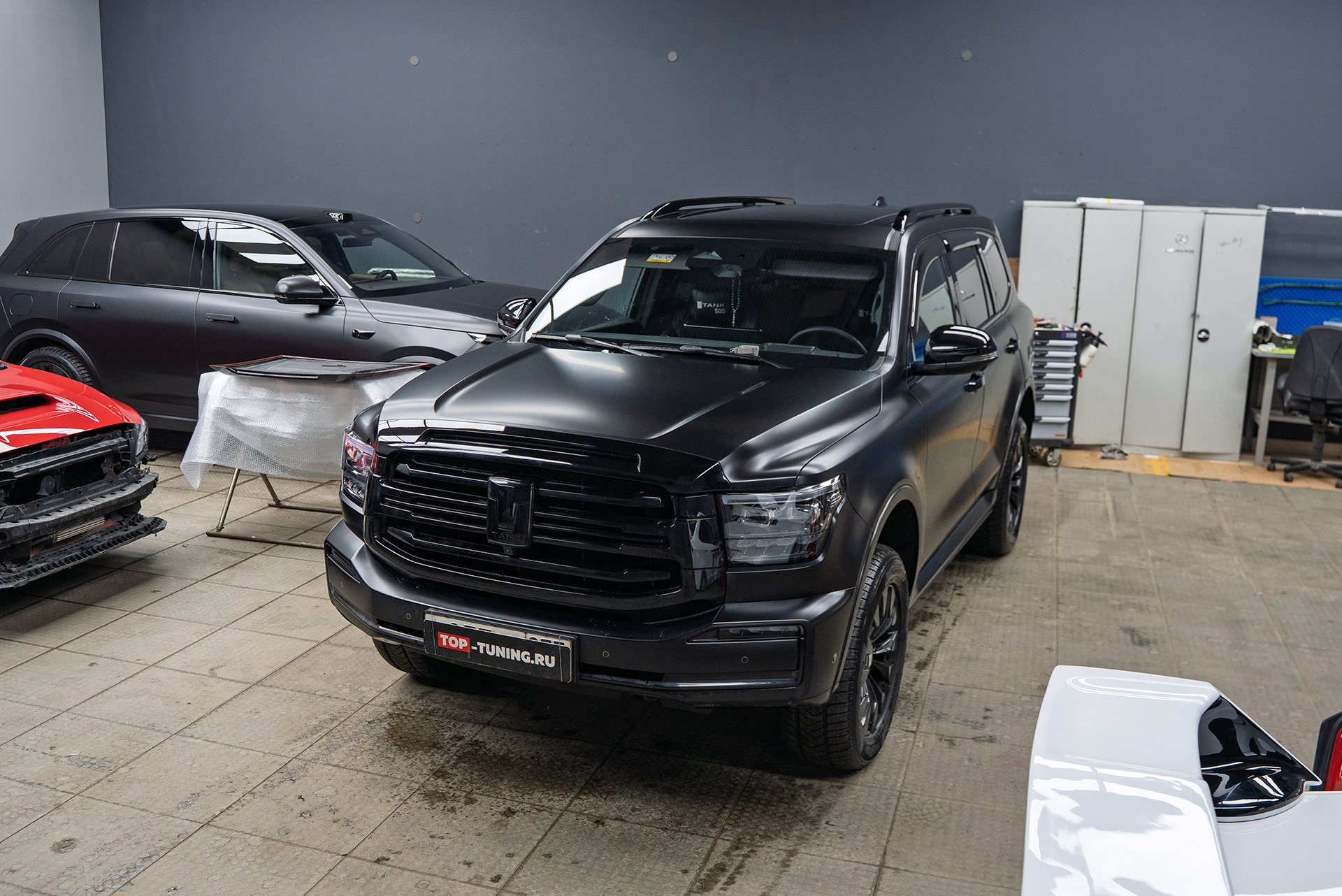 Премиальный тюнинг капота Tank 500 &ndash; установка накладки Missuro Larte Design