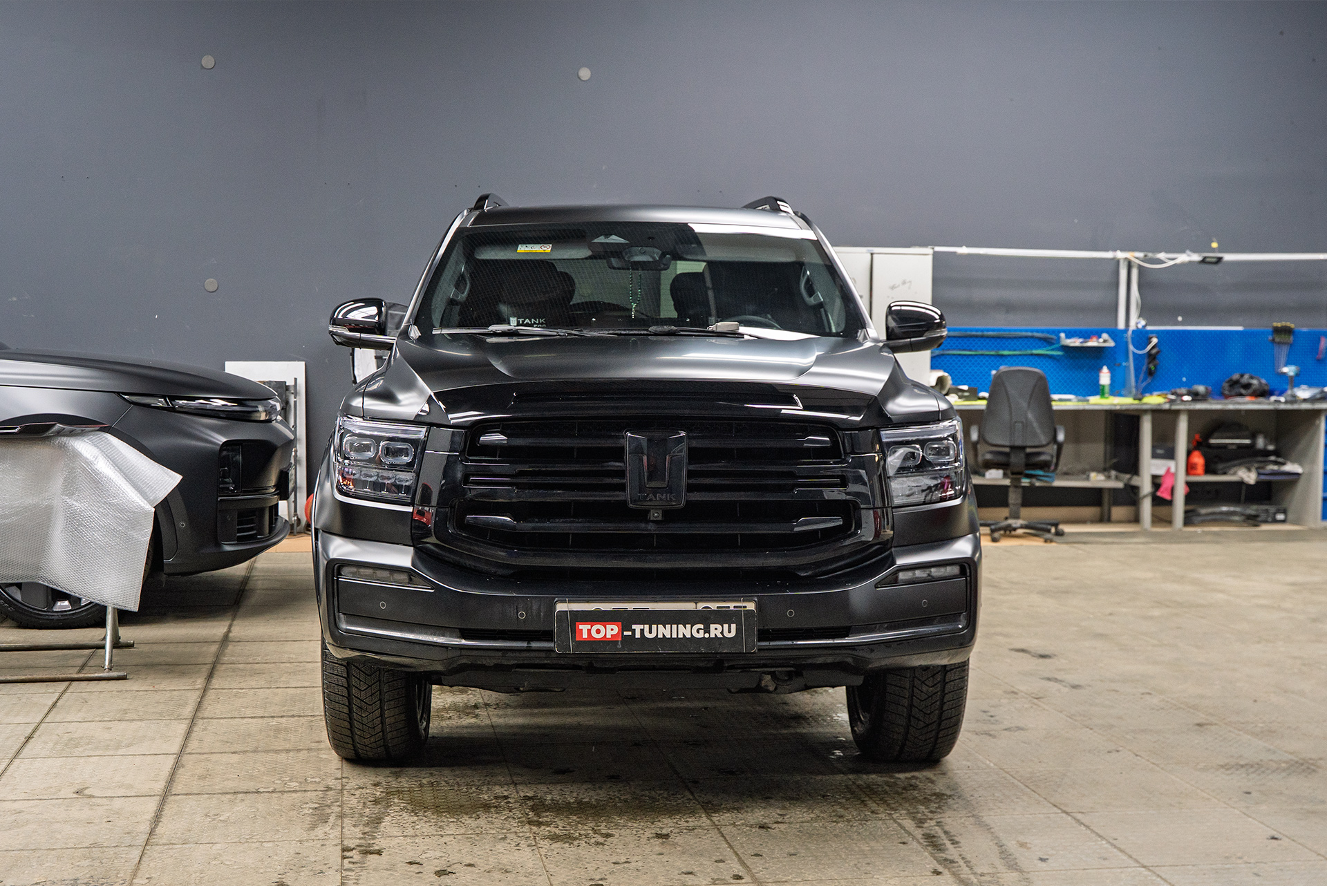 111444 Премиальный тюнинг капота Tank 500 &ndash; установка накладки Missuro Larte Design