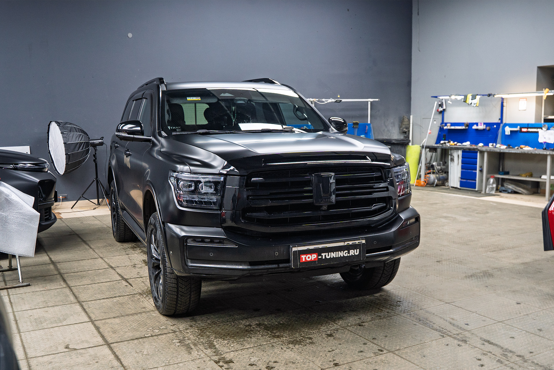 Премиальный тюнинг капота Tank 500 &ndash; установка накладки Missuro Larte Design