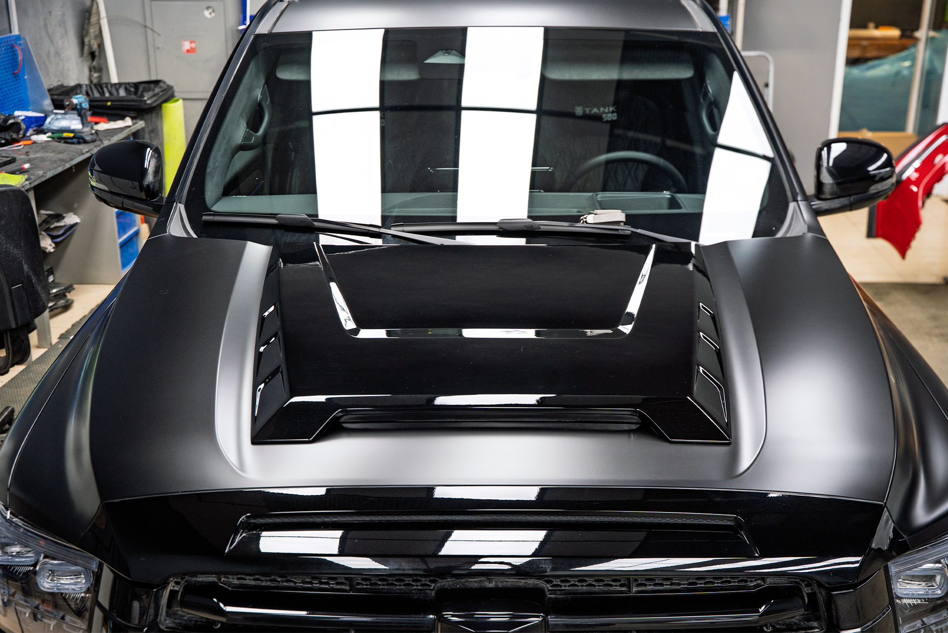 Премиальный тюнинг капота Tank 500 &ndash; установка накладки Missuro Larte Design