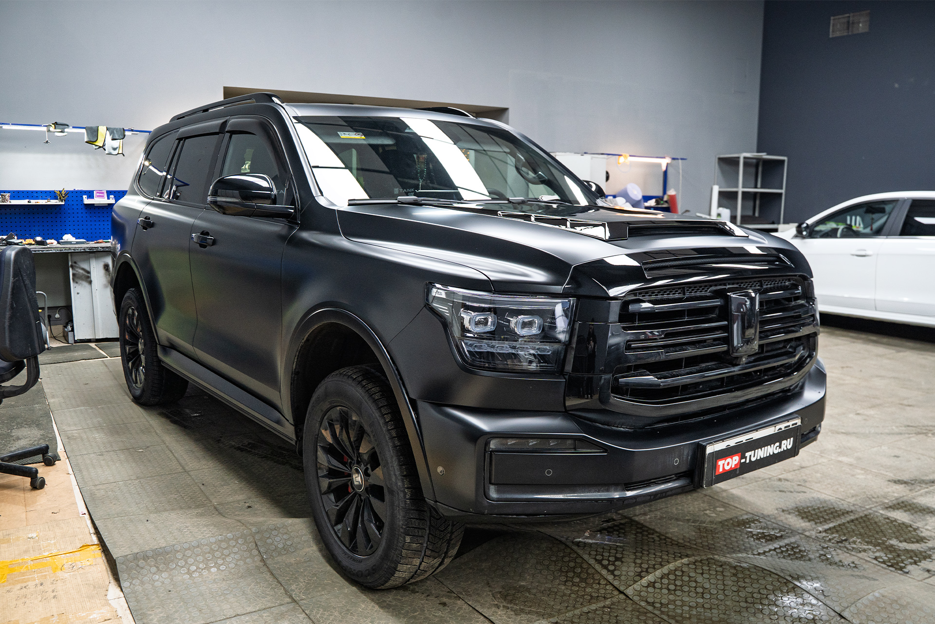 111444 Премиальный тюнинг капота Tank 500 &ndash; установка накладки Missuro Larte Design