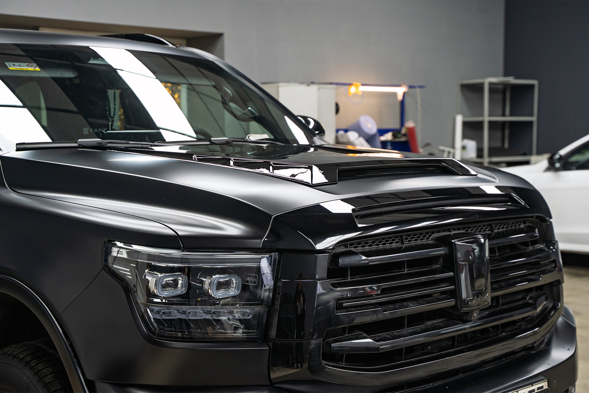 111444 Премиальный тюнинг капота Tank 500 &ndash; установка накладки Missuro Larte Design