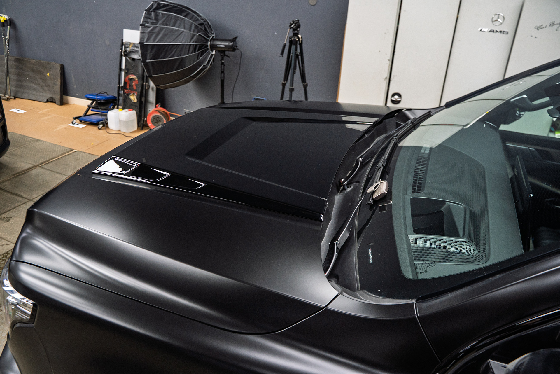 Премиальный тюнинг капота Tank 500 &ndash; установка накладки Missuro Larte Design