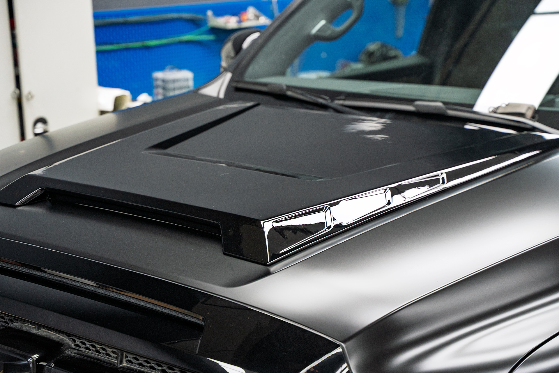 111444 Премиальный тюнинг капота Tank 500 &ndash; установка накладки Missuro Larte Design