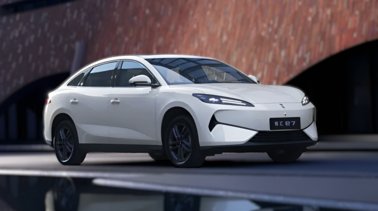 Компания BYD предлагает владельцам седана Linghui e7 бесплатную зарядку в течение года