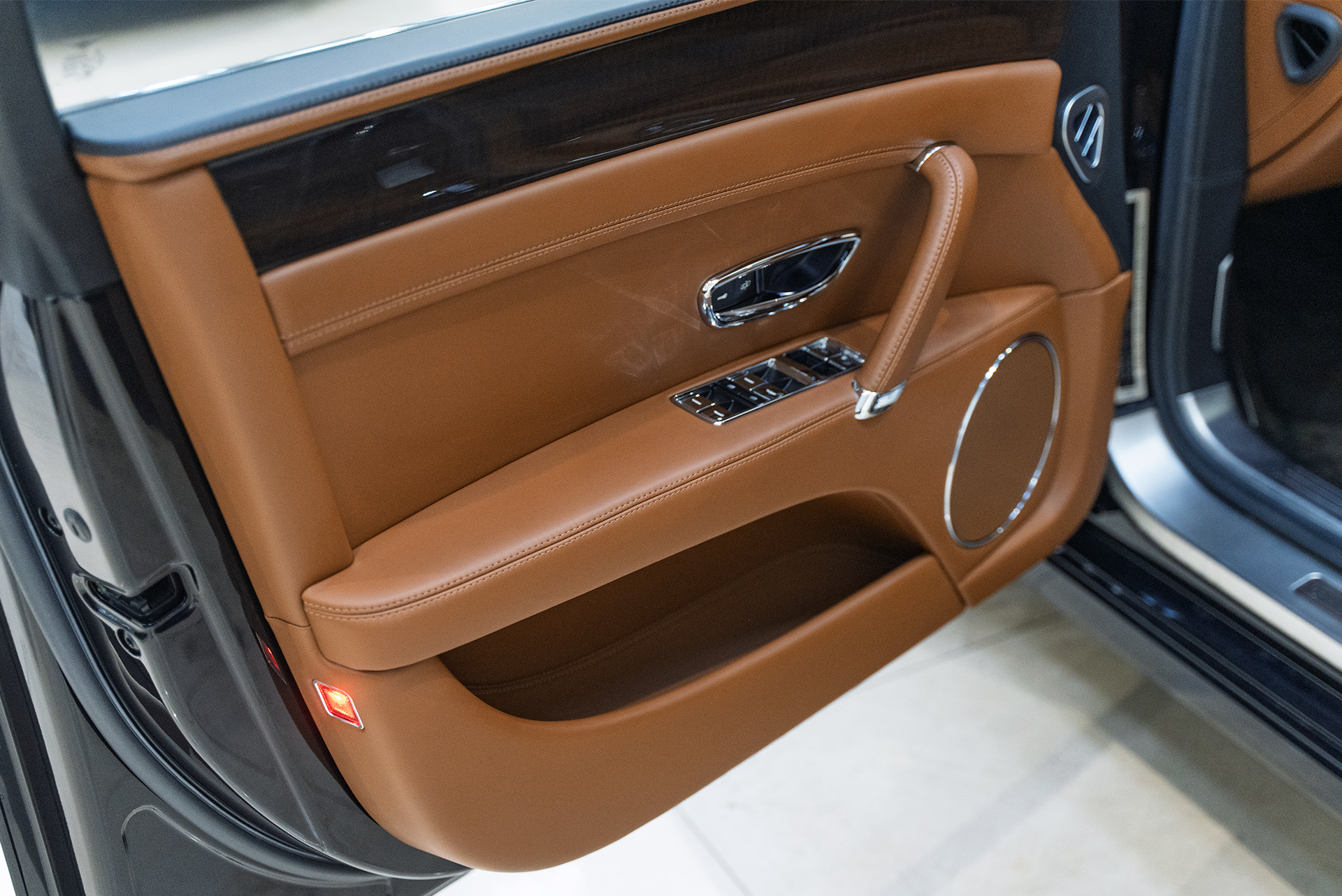 Окраска в два цвета кузова Bentley Flying Spur II 111450 Окраска в два цвета кузова Bentley Flying Spur II