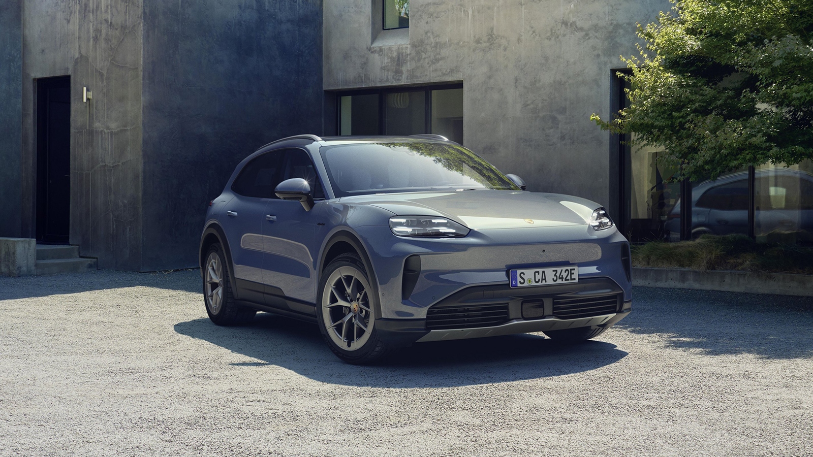 Компания Porsche ведёт разработку новой версии Cayenne. Автомобиль будет доступен с бензиновым и гибридным двигателями.