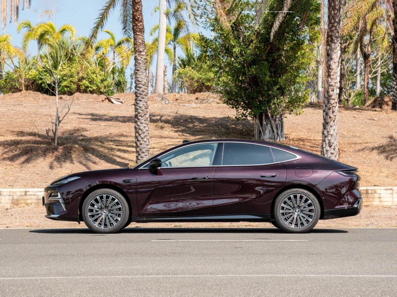 Geely Galaxy Starshine 8, оснащенный лидаром и запасом хода на 225 км без подзарядки, продается по цене от 1,7 млн рублей в Китае