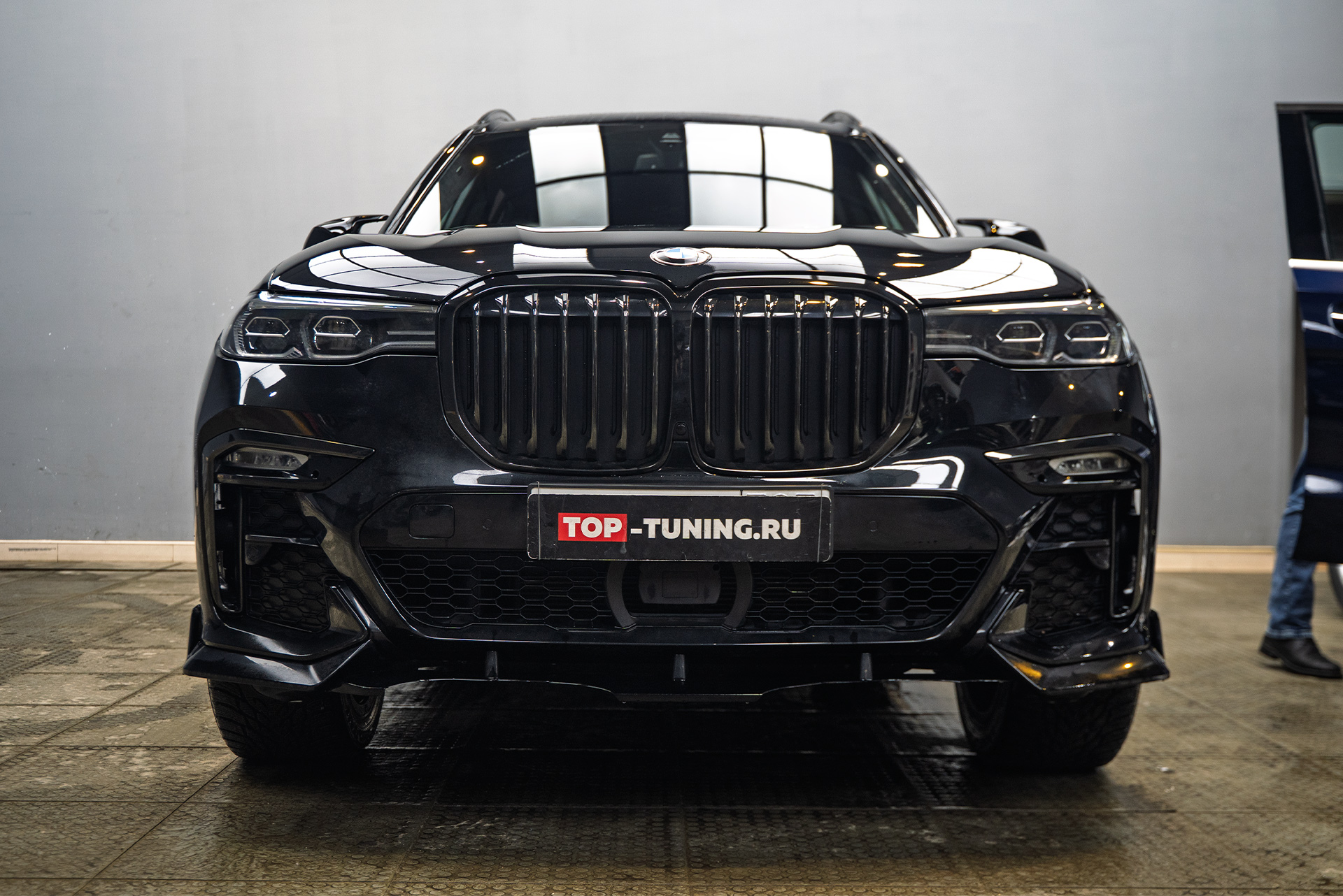 Замена юбки переднего бампера BMW X7 G07 111468 Замена юбки переднего бампера BMW X7 G07