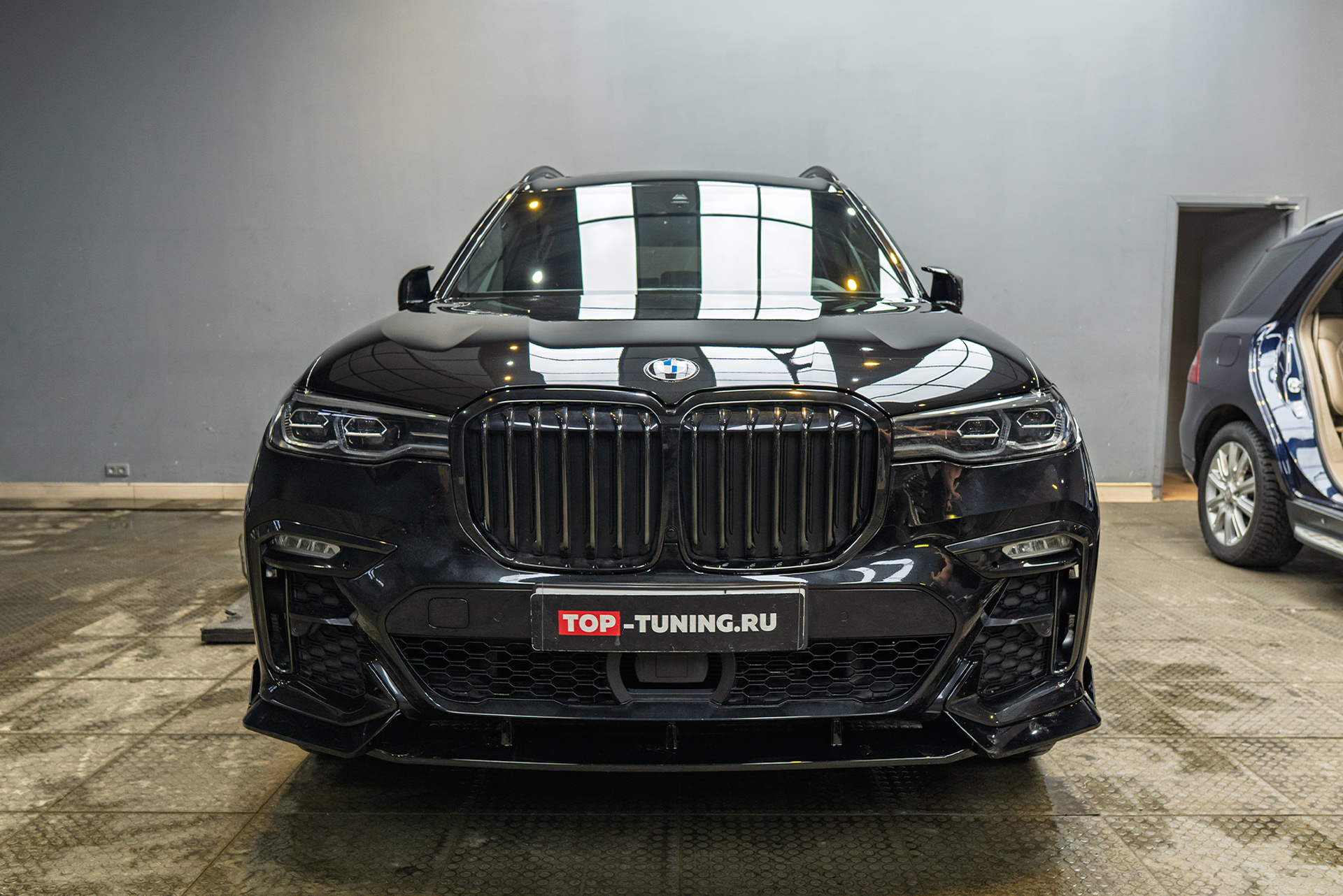 Замена юбки переднего бампера BMW X7 G07 111468 Замена юбки переднего бампера BMW X7 G07