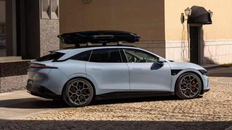 Модели могут быть дополнительно оснащены пакетом FR Line