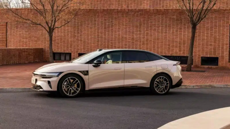 Модели могут быть дополнительно оснащены пакетом FR Line