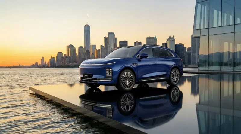 Эта модель представляет собой обновлённый вариант Exeed Exlantix ET, предназначенный для зарубежных рынков. EX7 порадует покупателей расширенным ассортиментом комплектаций и возможностью выбора между гибридной и полностью электрической силовыми устан