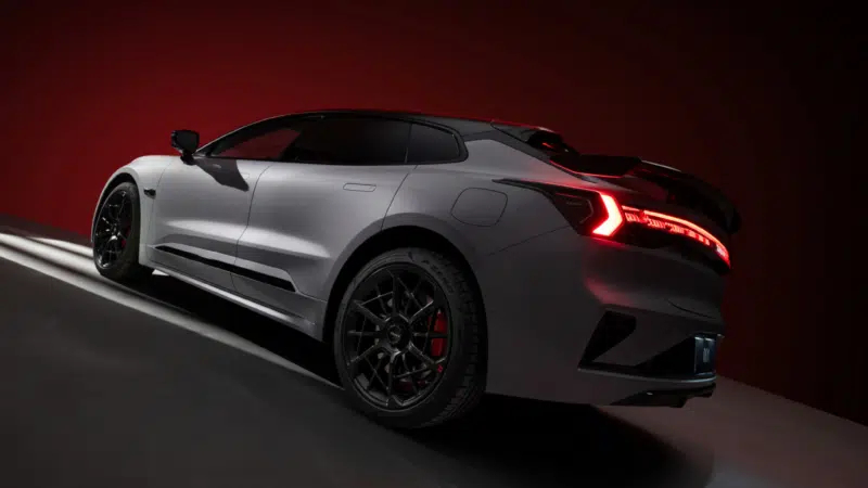 Несмотря на слухи о возможной замене, в Zeekr подтвердили: 001 останется ключевой моделью бренда в долгосрочной перспективе. Презентация специальной версии запланирована на 10 апреля.