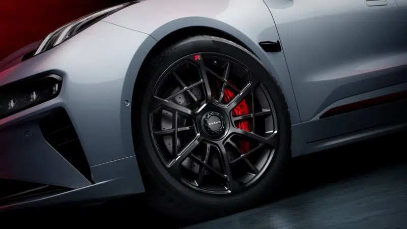 Zeekr 001 дебютировал на китайском рынке в 2021 году как первая модель бренда. Об этом сообщает источник.