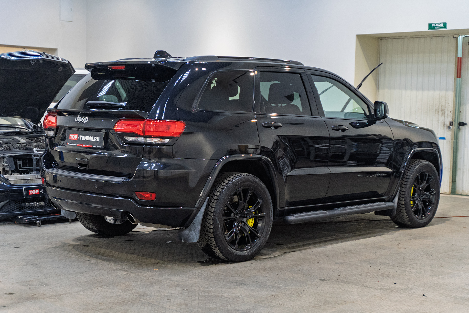 Установка нижнего спойлера под стекло Jeep Grand Cherokee WK2 