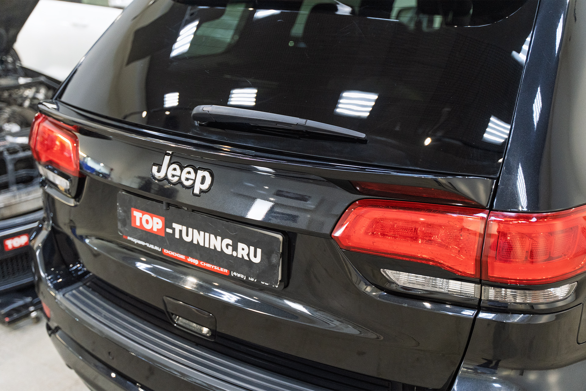 111489 Установка нижнего спойлера под стекло Jeep Grand Cherokee WK2